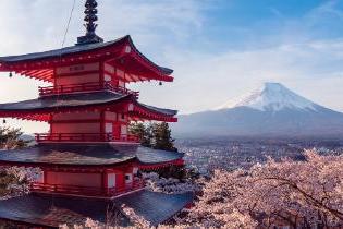 A 日本 pagoda with a view of mount Fuji. 